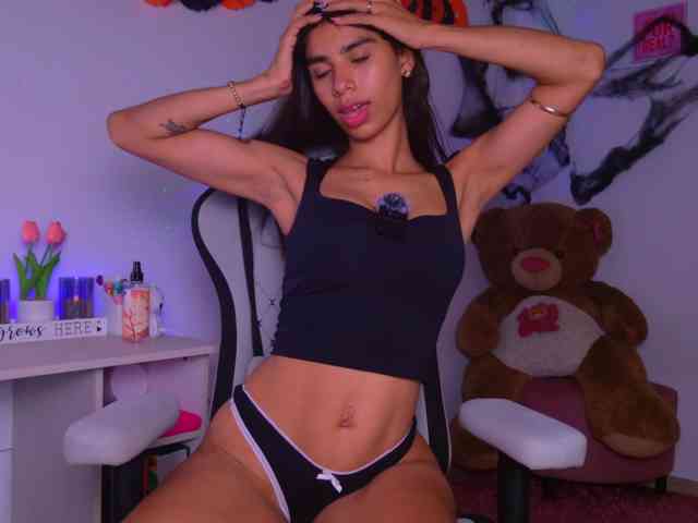 BrunetteAdams webcam