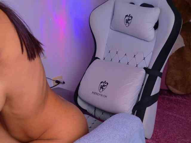 BrunetteAdams webcam