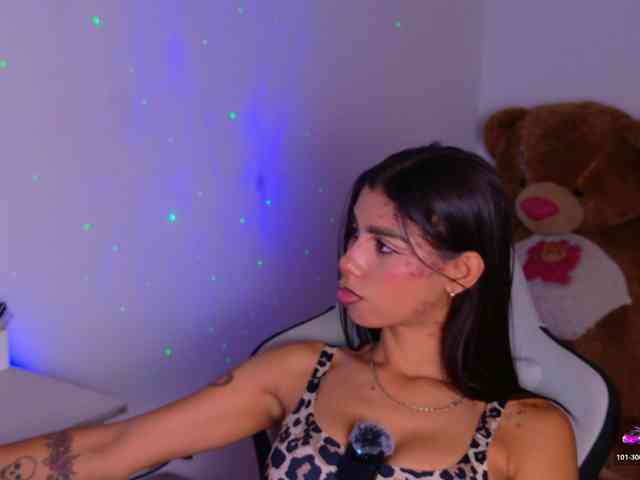 BrunetteAdams webcam
