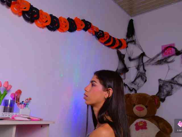 BrunetteAdams webcam