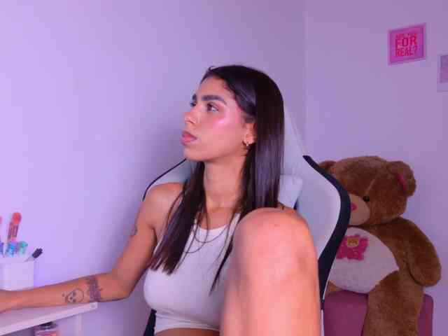 BrunetteAdams webcam