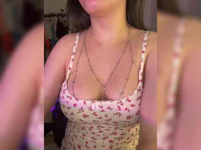 Sweety Kittyy (22, White Cam Girl) performing deepthroat.