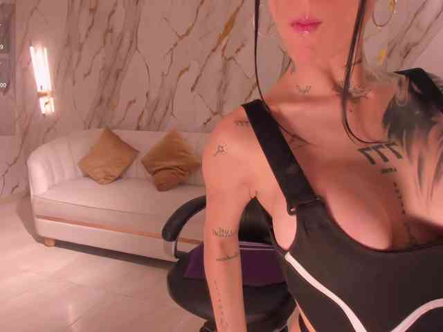 MilaLawrence webcam