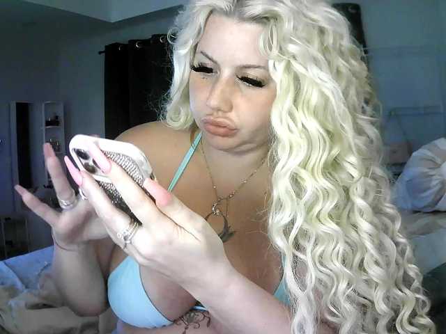  BlondeDollTia chat room