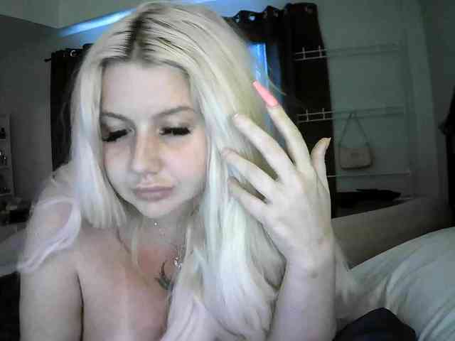 TiaDollDotCom webcam