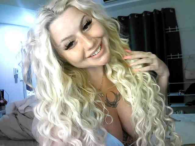 TiaDollDotCom webcam