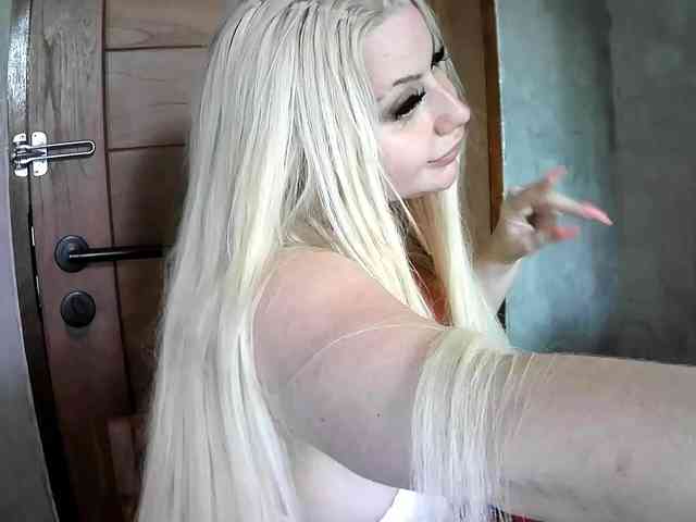 TiaDollDotCom webcam