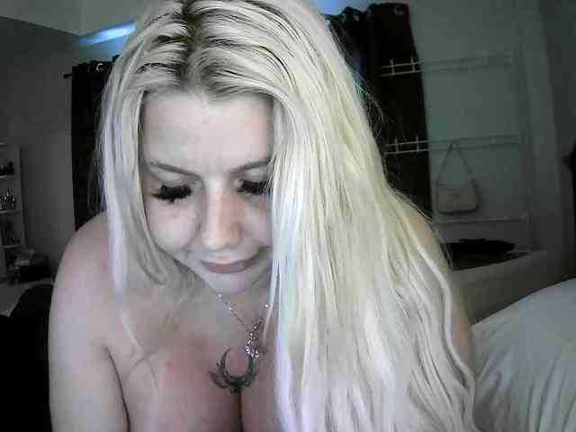 TiaDollDotCom webcam