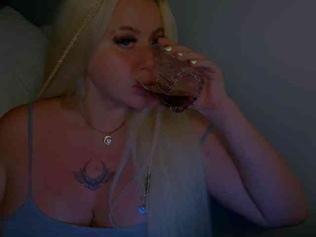 TiaDollDotCom webcam