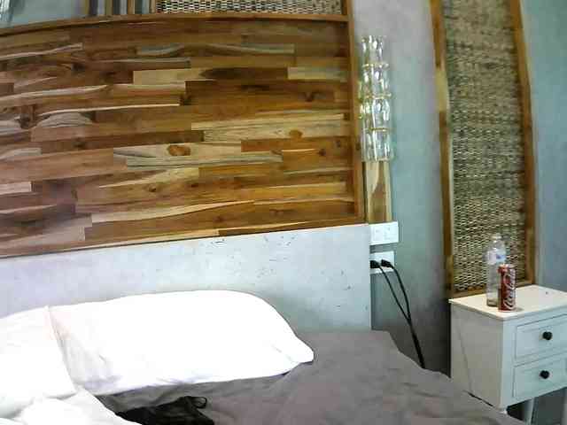 TiaDollDotCom webcam