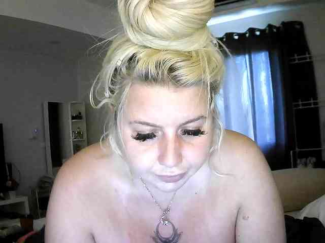 TiaDollDotCom webcam