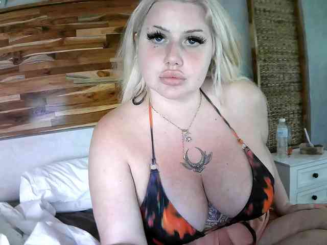 TiaDollDotCom webcam