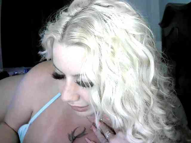 TiaDollDotCom webcam