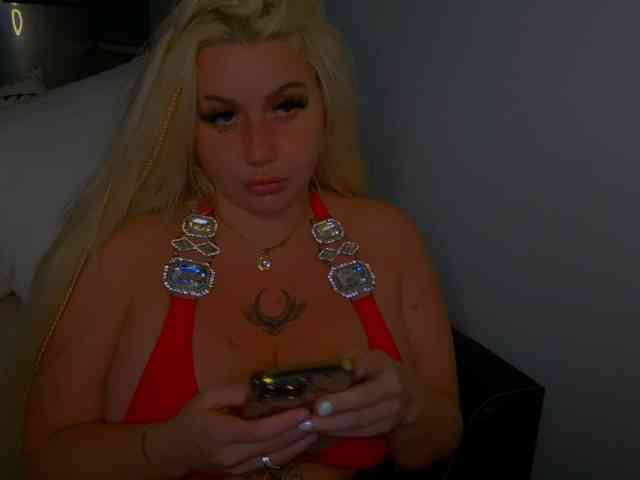 TiaDollDotCom webcam