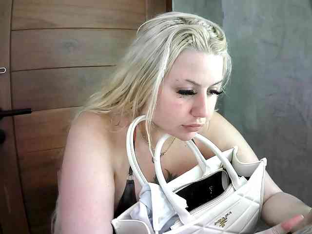TiaDollDotCom webcam