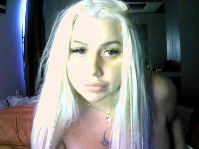 TiaDollDotCom webcam
