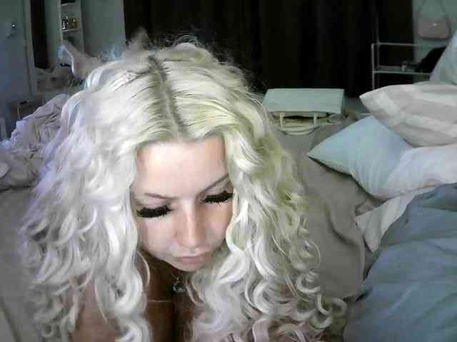 TiaDollDotCom webcam