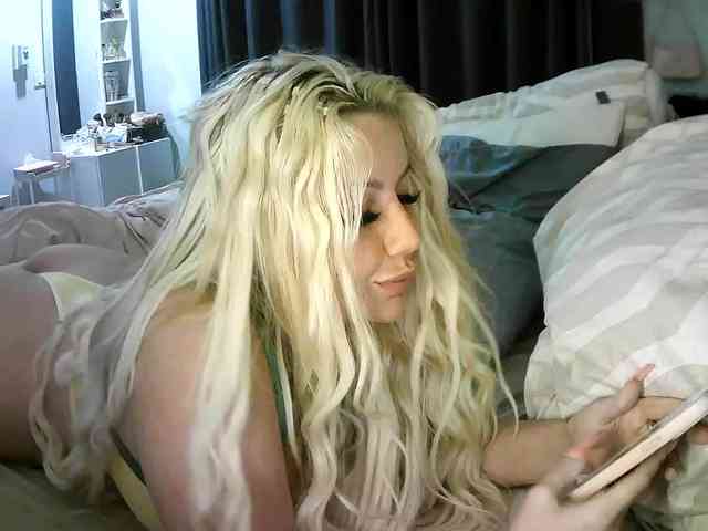 TiaDollDotCom webcam