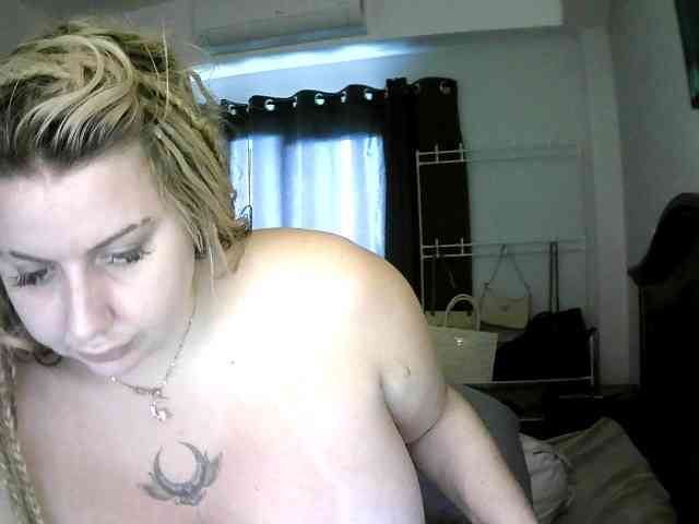 TiaDollDotCom webcam