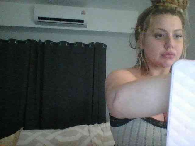 TiaDollDotCom webcam
