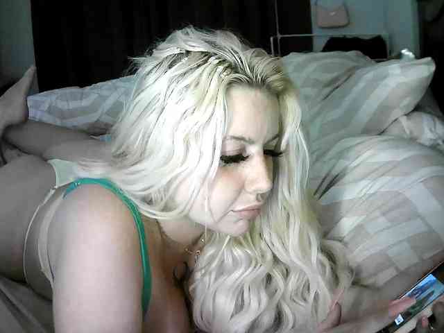 TiaDollDotCom webcam