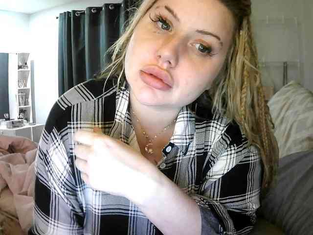 TiaDollDotCom webcam