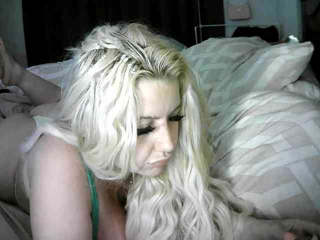TiaDollDotCom webcam