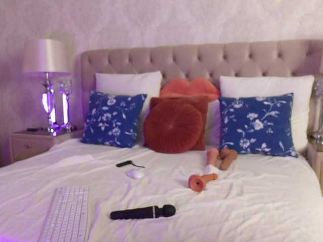 AnnaKarina's BongaCams show and profile