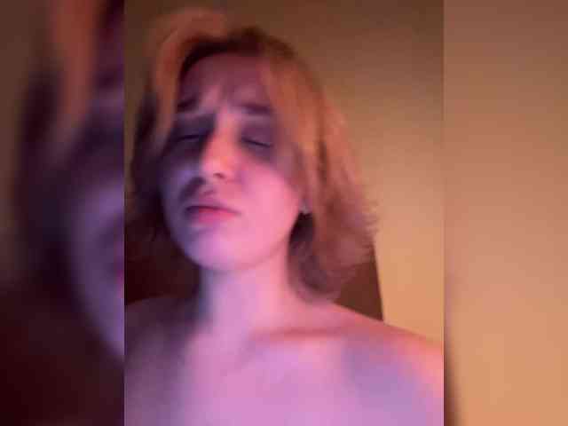 tamagotchigirl's webcam live show