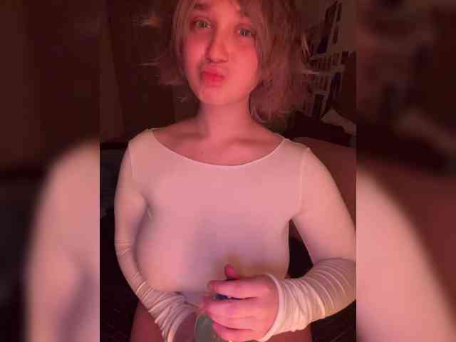 tamagotchigirl's webcam live show
