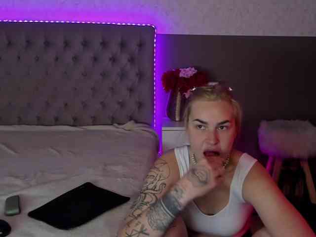 LunaHeadly's webcam live show