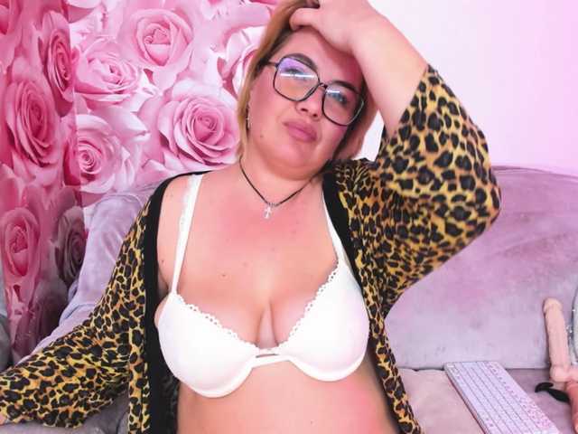 CurlyDream's BongaCams show and profile