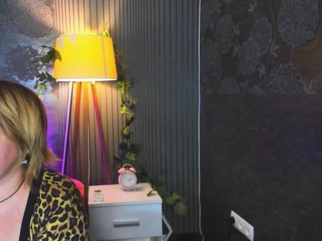 CurlyDream's BongaCams show and profile