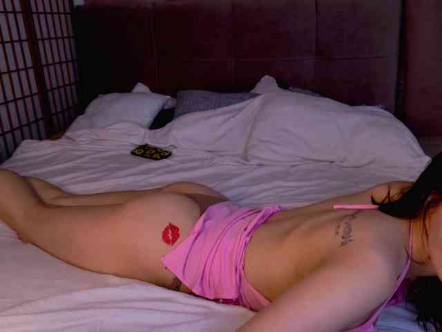 strip chat AlinaxCute