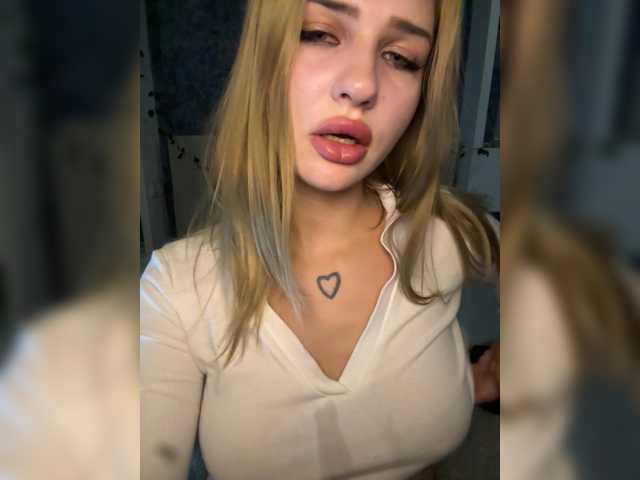 Discover Melaniamyr, she wants to masturbate for you Melaniamyr from BongaCams