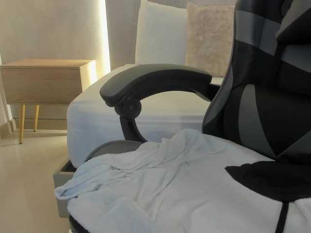 sophia-martinezz's BongaCams show and profile