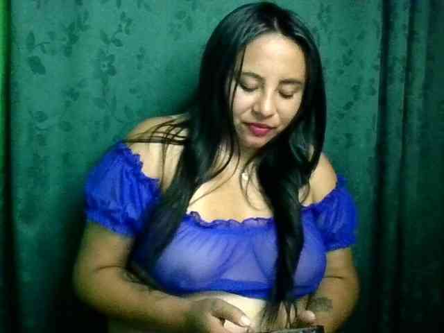 Hot4mommy webcam
