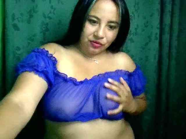Hot4mommy webcam
