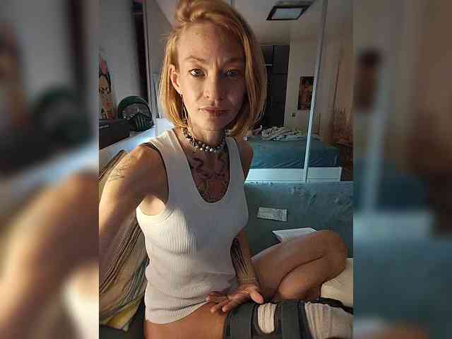 LylyaSurvived webcam