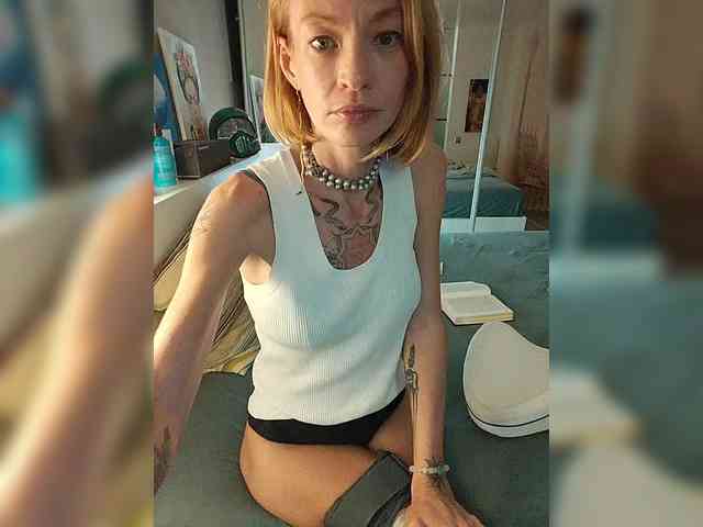 LylyaSurvived webcam