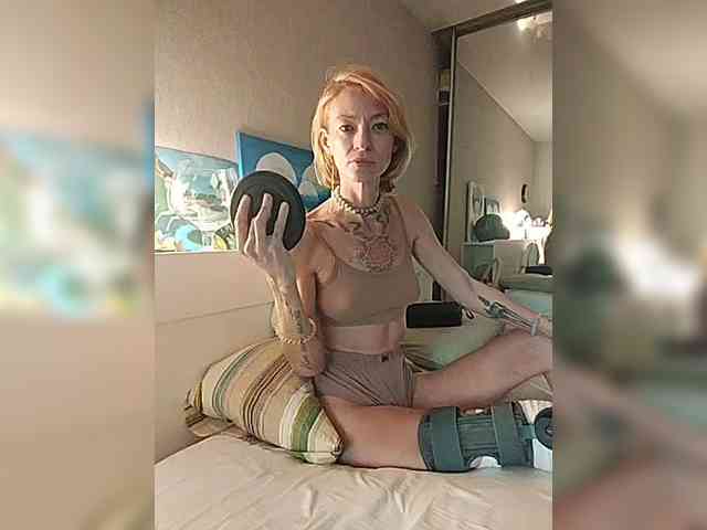 LylyaSurvived webcam
