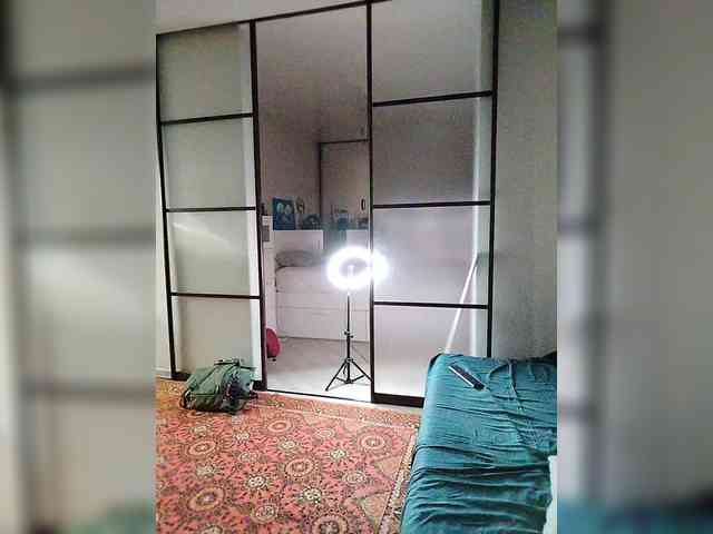 LylyaSurvived webcam