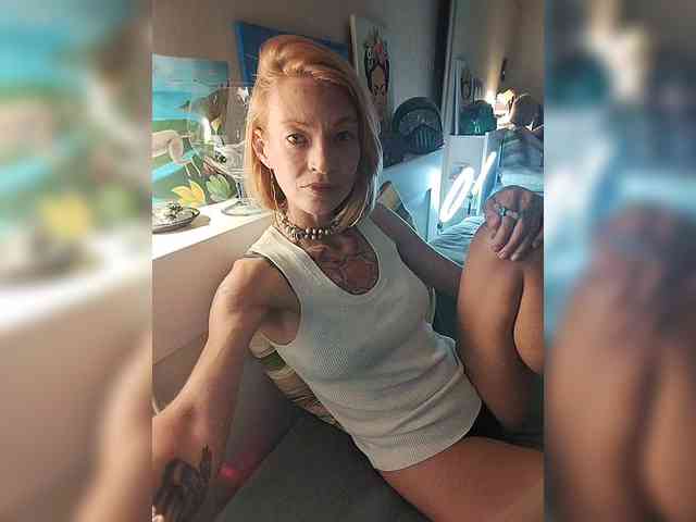LylyaSurvived webcam