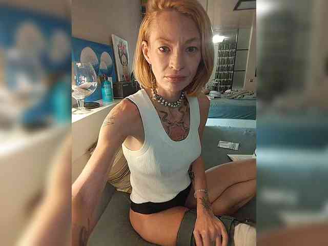 LylyaSurvived webcam