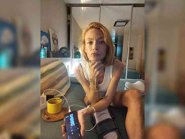 LylyaSurvived webcam