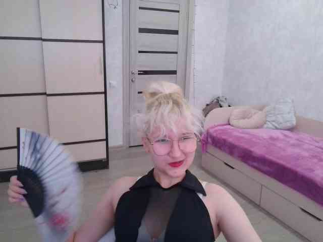 naked chat ElizabethWooler