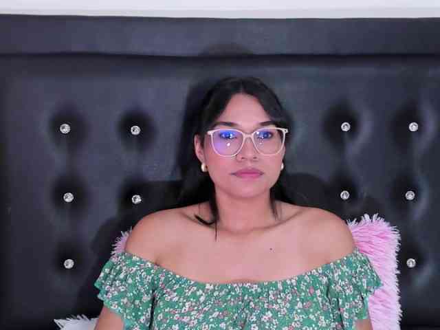 Kristieee Live Webcam on BongaCams