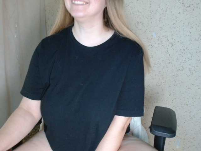 MiaLaFoxis's BongaCams show and profile