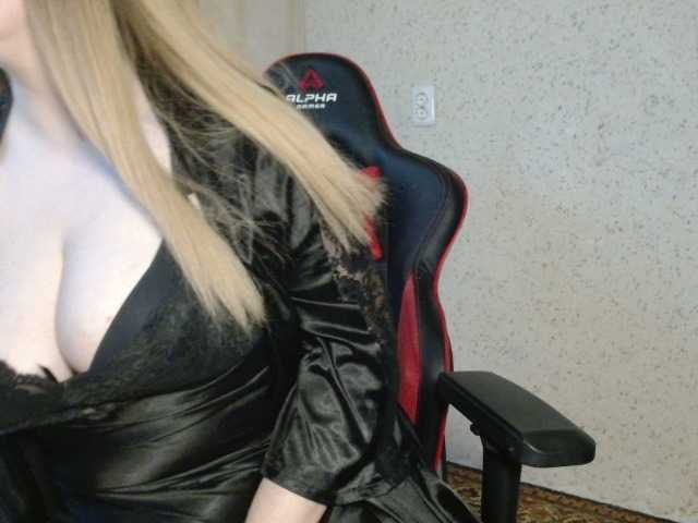 MiaLaFoxis's BongaCams show and profile