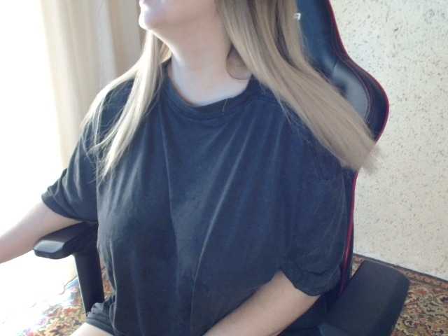 MiaLaFoxis's BongaCams show and profile